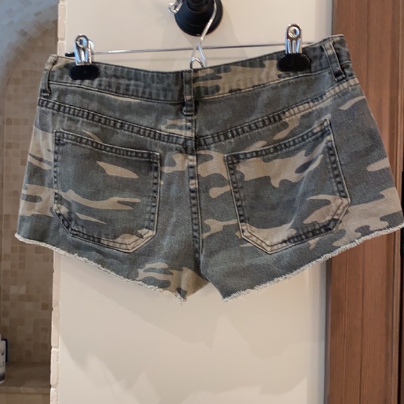 Forever 21 camouflage shorts - Picture 2 of 3